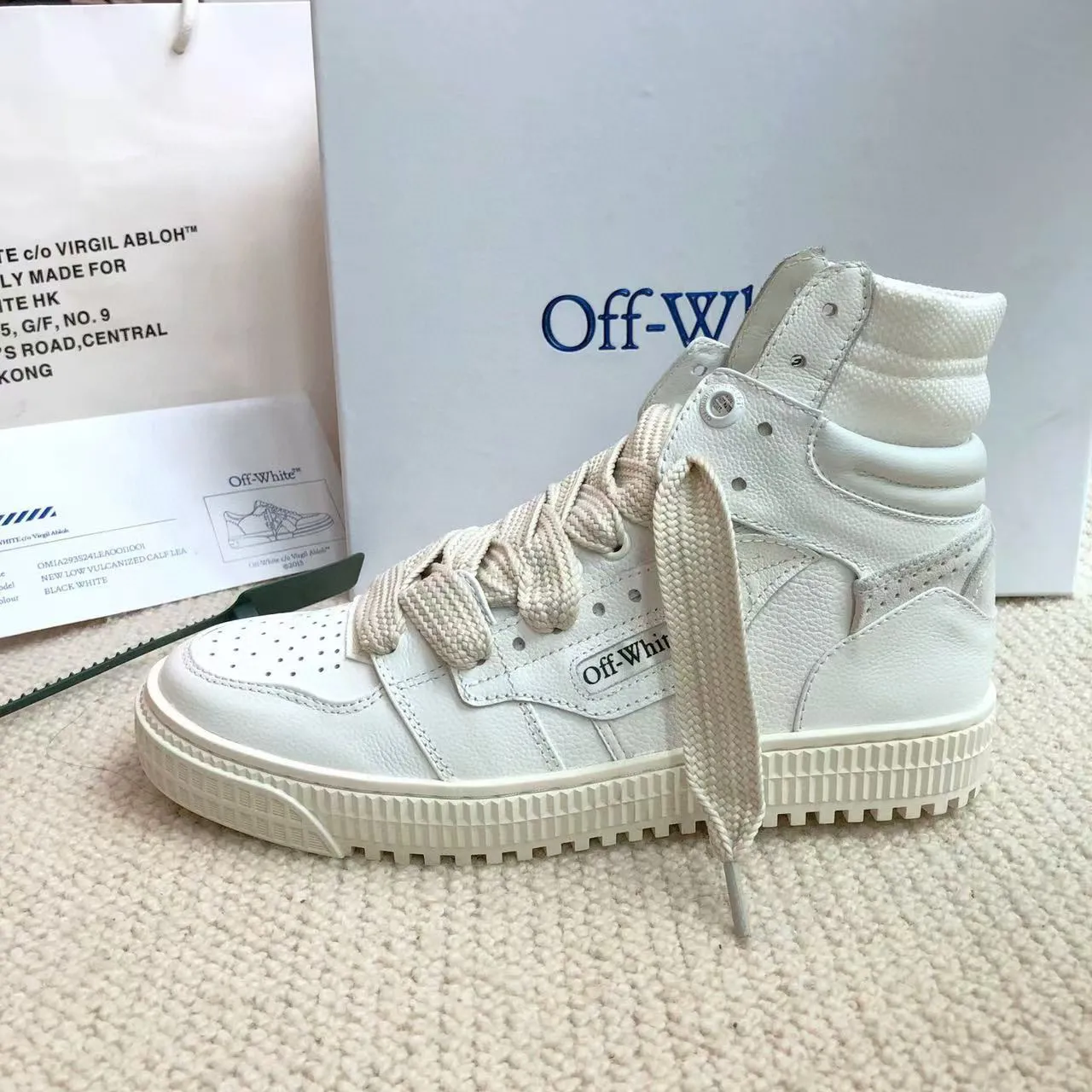 Men's shoes💰620 OFF WHITE ⚡️Couple style⚡️🍓New color🍓 The latest spring model of Gaobang street casual Martin style masterpiece, released the highest quality version on the market 👊 Series original mold opening, original lasting, production technology 1:1 original ➰🔜The best choice for more and more celebrities and Internet celebrities🔸In the classics Changes in the code🔸Innovate in the trend🔸Strive to break away from the shackles of bad street design🔝Although he is not the originator of fashion design, he is definitely a shining dark horse in avant-garde design🐴🆙Do not follow the trend🔅Not universal beauty🔅 Fabric💯First-layer cowhide Lining💯Imported skin-friendly and environmentally friendly polyester mesh Foot pads💯Original molded high-elastic environmentally friendly molding pads Midsole💯Original sleeve lasting process Outsole💯Rubber outsole Packaging💯Official website synchronizes a full set of packaging (brand wrapping paper, brand certificate, brand bag) code number 35-44, 45 customized